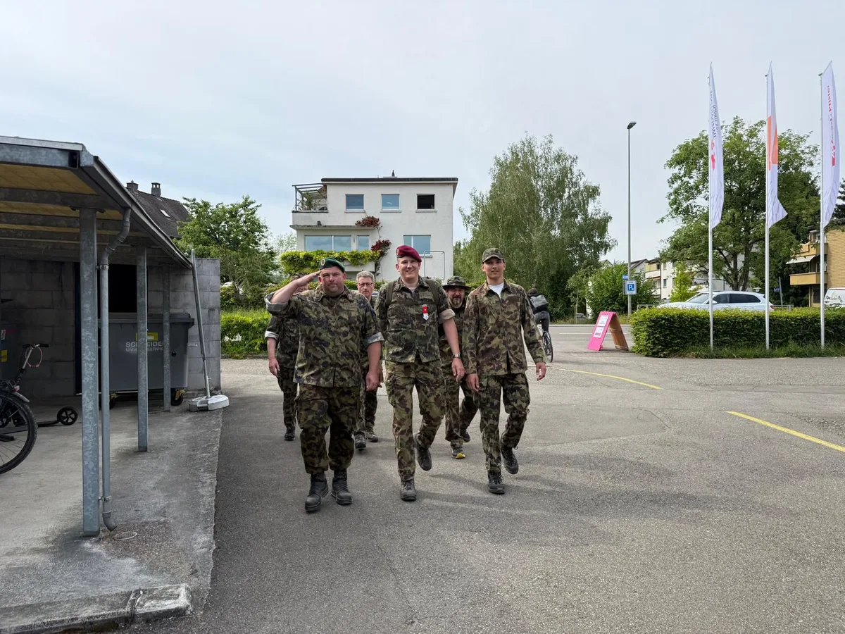 Einmarsch der letzten Patrouillen am Ziel in Dübendorf. 